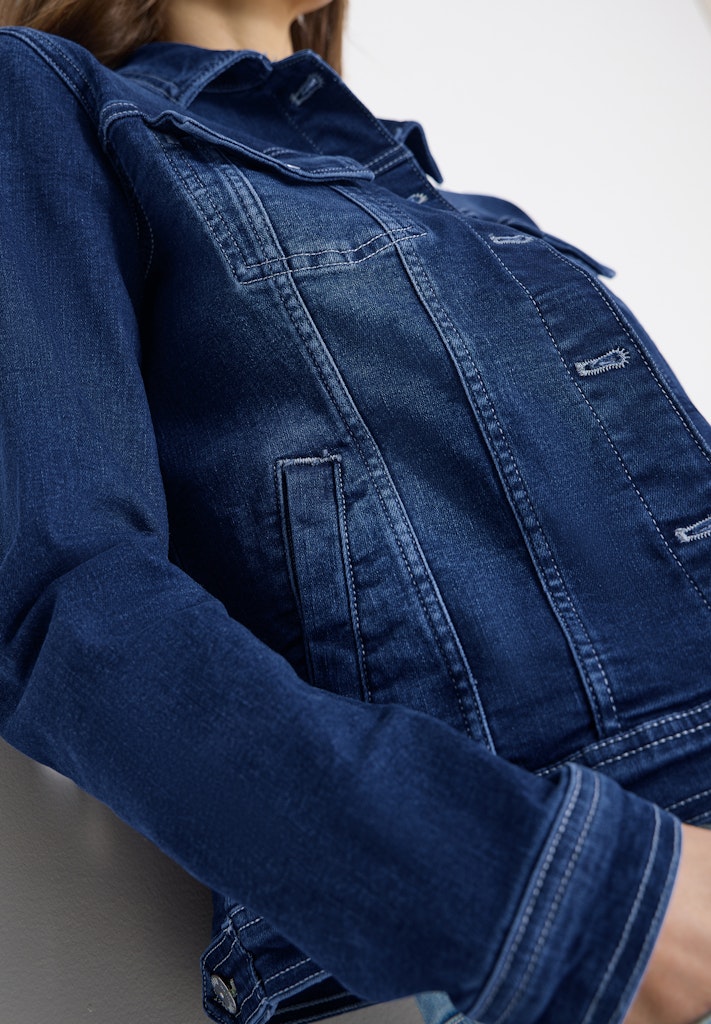Jeansjacke mit Brusttaschen und Knöpfen