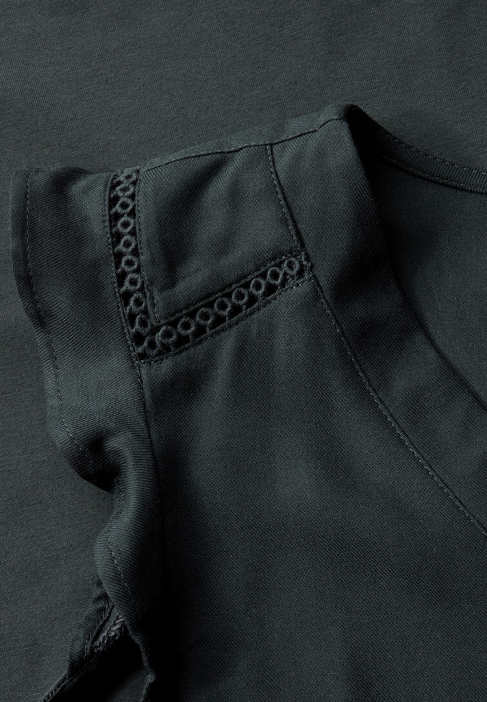 V-Neck Top mit Häkeldetails