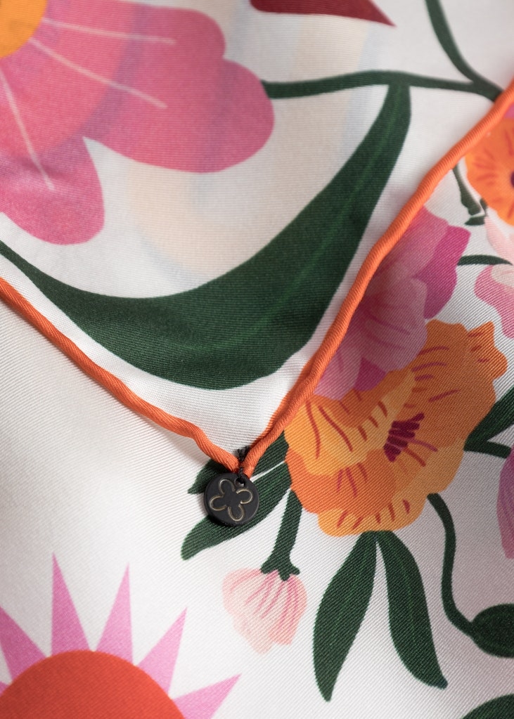 Premium Nickituch aus reiner Seide mit Blumenmuster und BISOU-Schriftzug