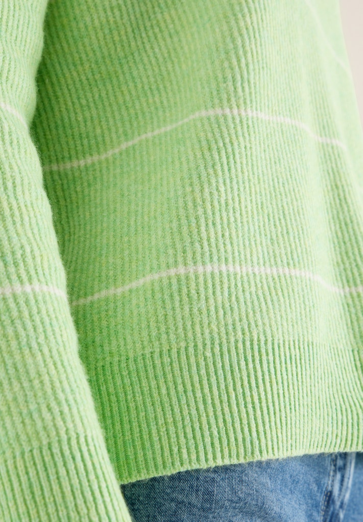 Gestreifter Strukturpullover