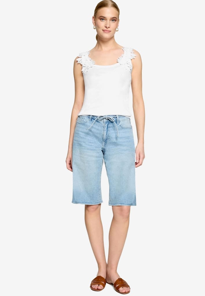 Top mit floraler Spitze
