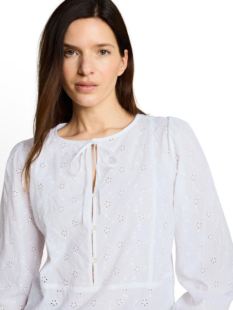 Bluse mit Lochstickerei