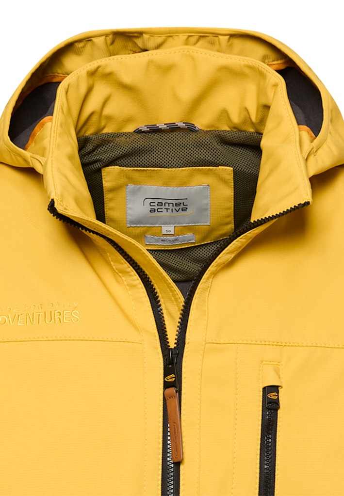 Softshelljacke mit abnehmbarer Kapuze