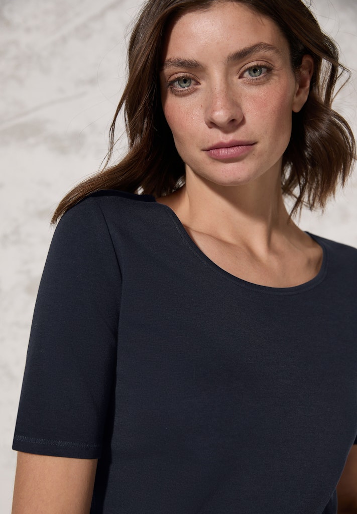 Basic T-Shirt mit Rundhals in Unifarbe