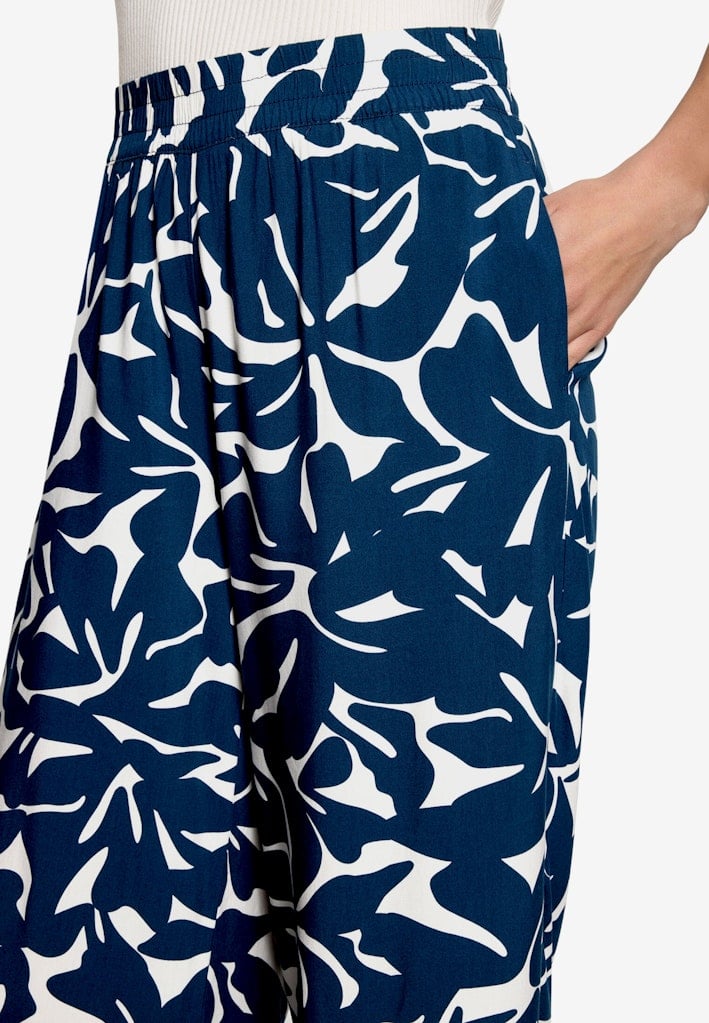 Stoffhose mit Blumenmuster