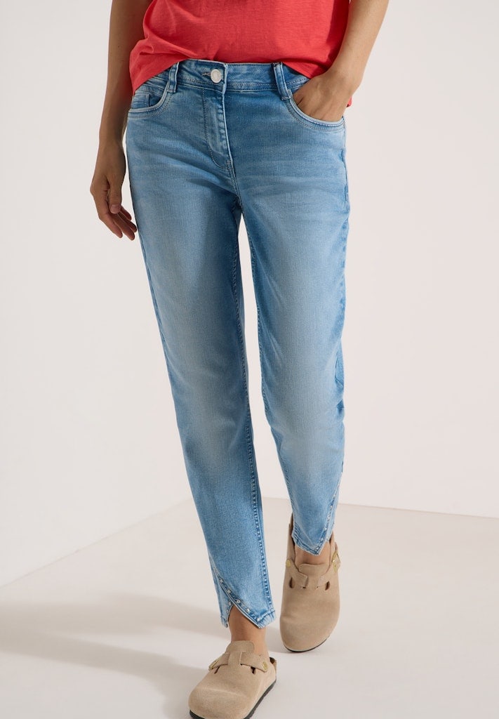 Straight Leg Jeans mit Nietendetails