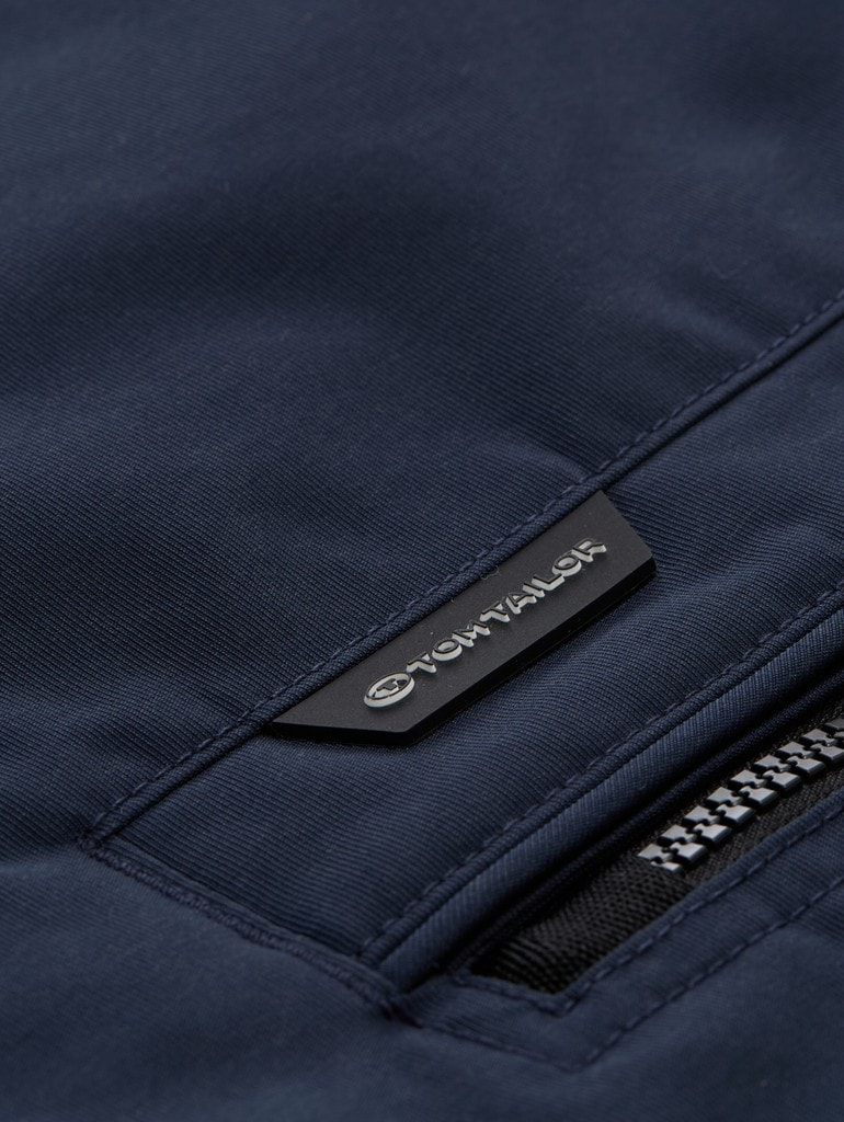 Funktionsjacke mit abnehmbarer Kapuze
