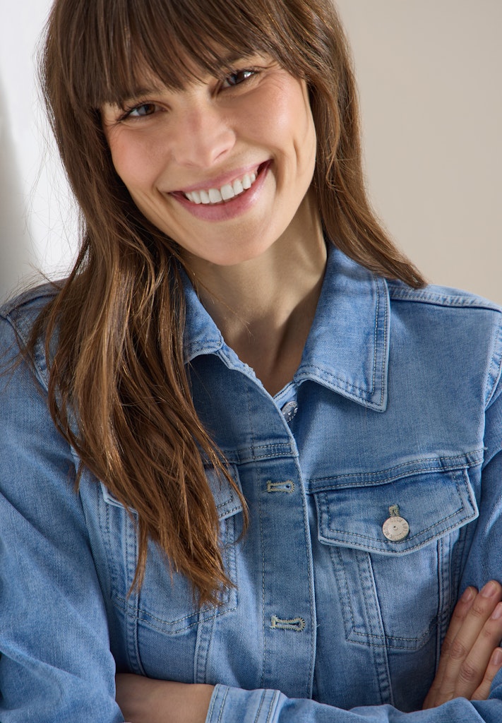 Jeansjacke mit Brusttaschen und Knöpfen