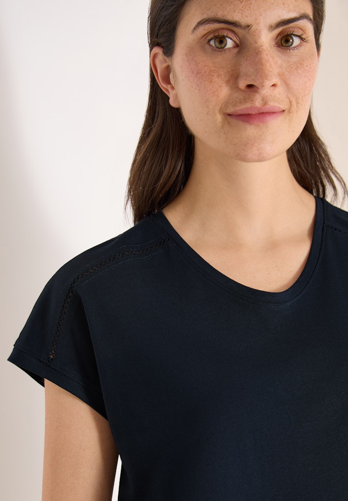 T-Shirt mit V-Neck und Spitzendetail