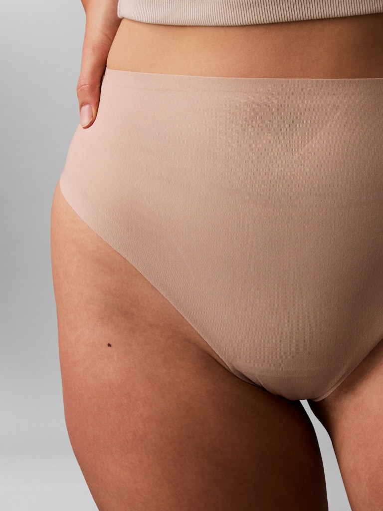 SCULPTED FIRM MESH THONG