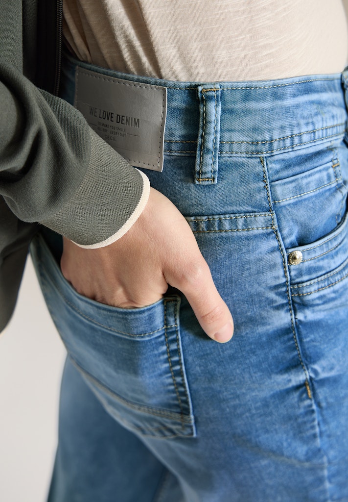 Mid Waist Slim Leg Jeans im Casual Fit