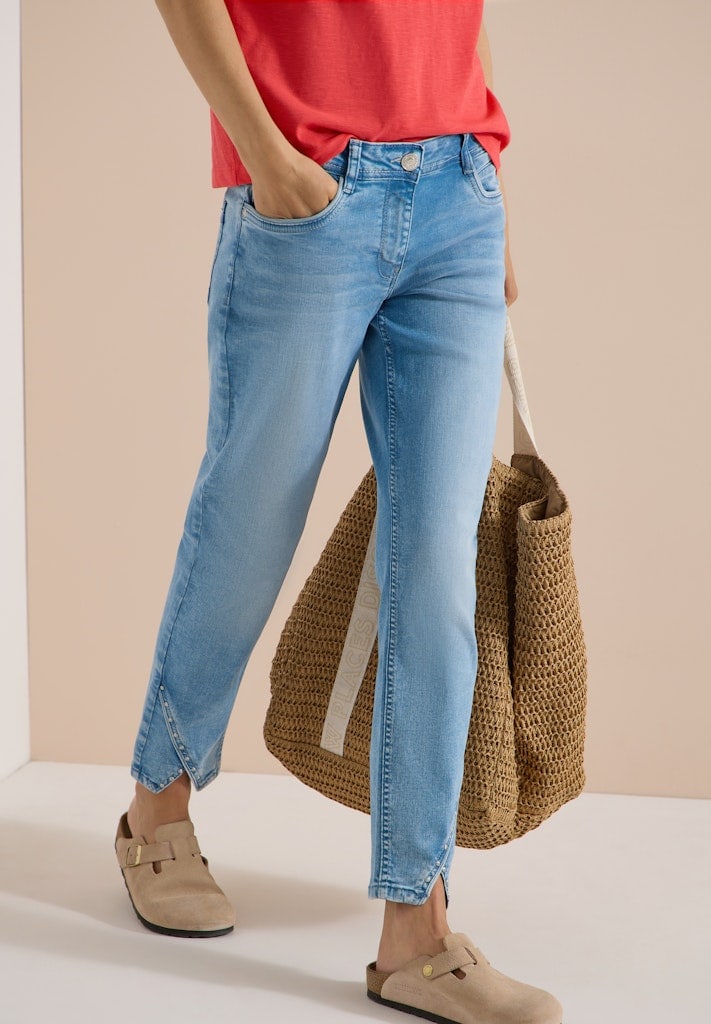 Straight Leg Jeans mit Nietendetails