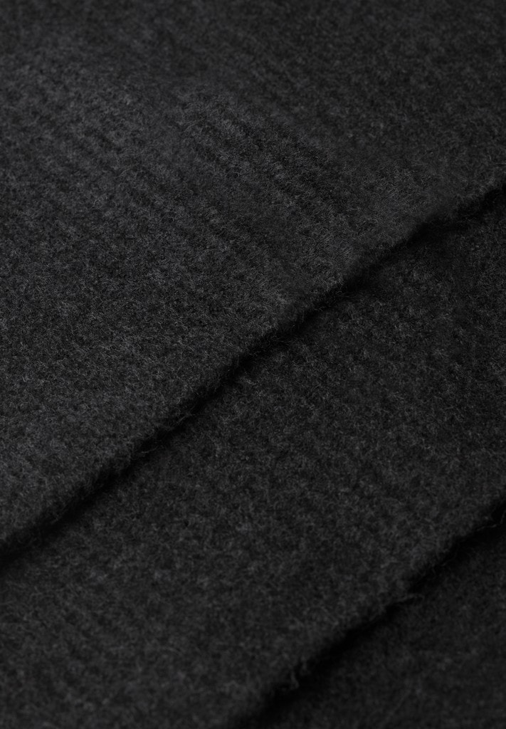 Langer Feinstrickschal in Unifarbe