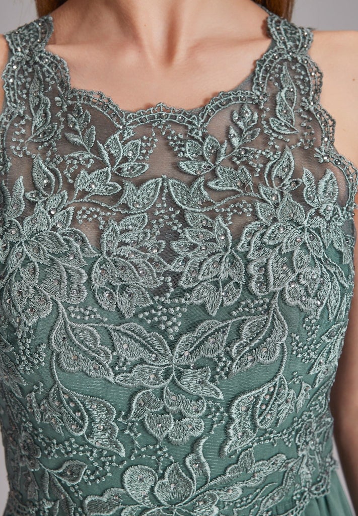High-closed-Abendkleid mit floraler Spitze