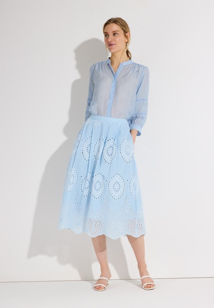 Rock mit Lochstickerei