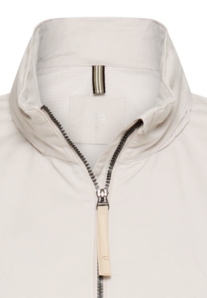 Jacke mit ausrollbarer Kapuze