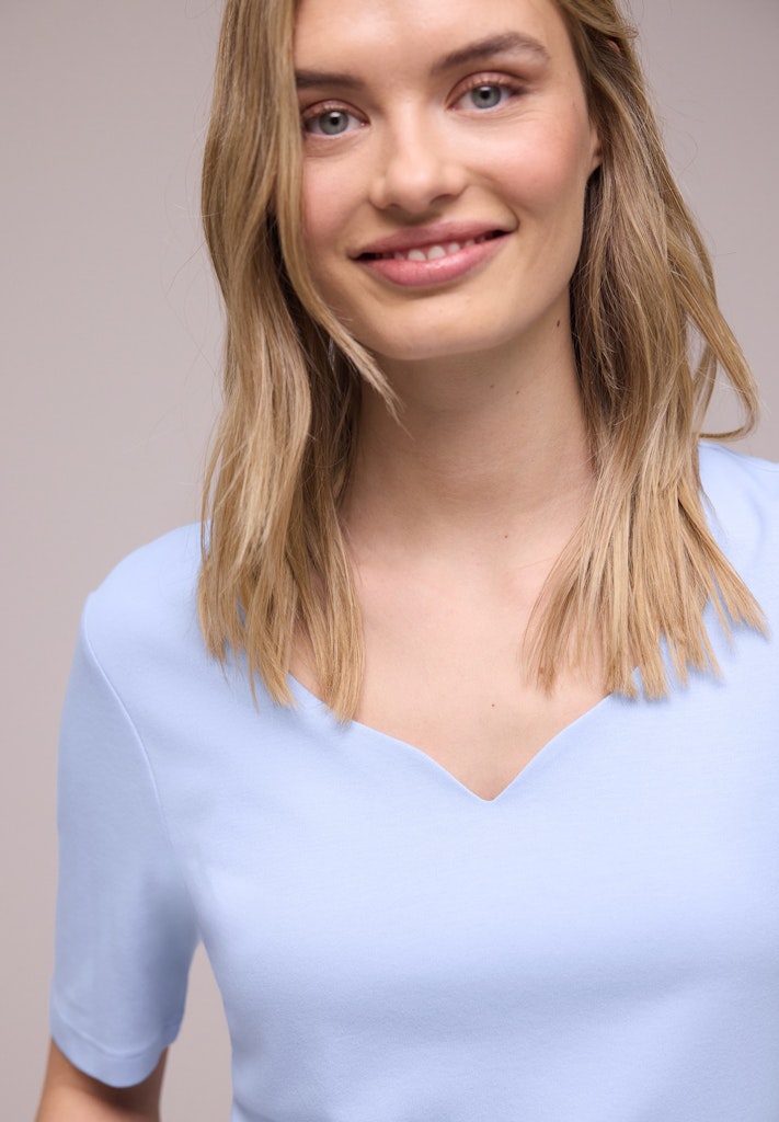 Basic T-Shirt mit Herzausschnitt