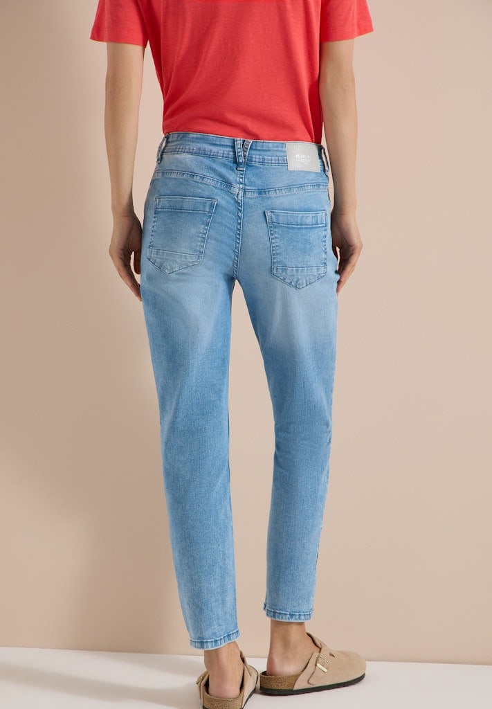 Straight Leg Jeans mit Nietendetails