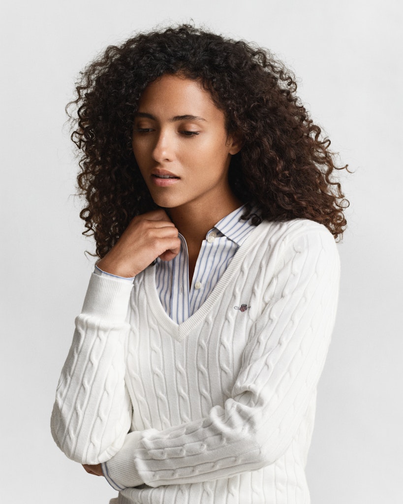 V-Neck Pullover mit Zopfmuster