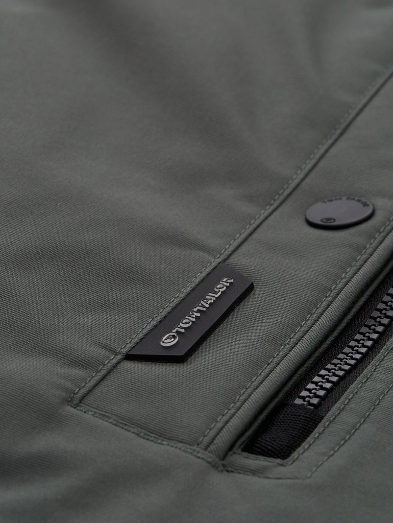 Funktionsjacke mit abnehmbarer Kapuze