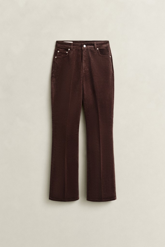 Cordjeans mit ausgestelltem Bein