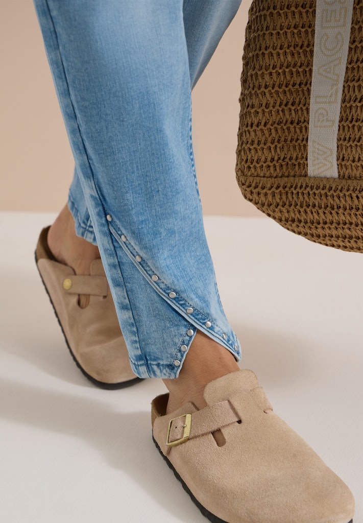 Straight Leg Jeans mit Nietendetails