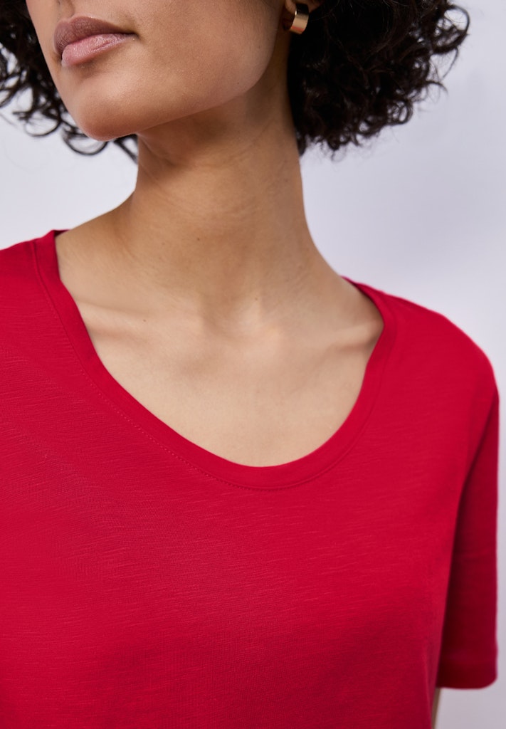 Basic T-Shirt mit gerundetem V-Neck