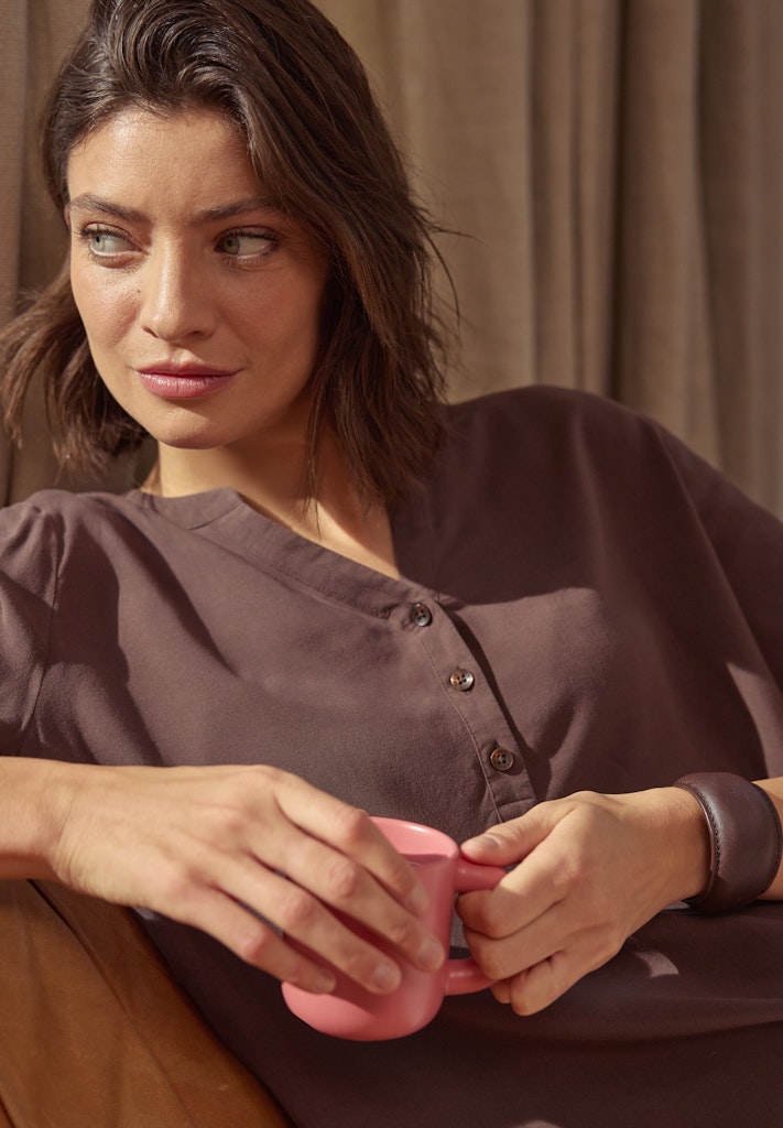 Kurzarm Bluse mit Split Neck