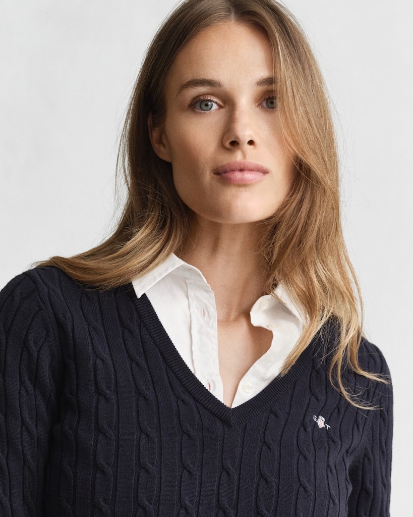 V-Neck Pullover mit Zopfmuster