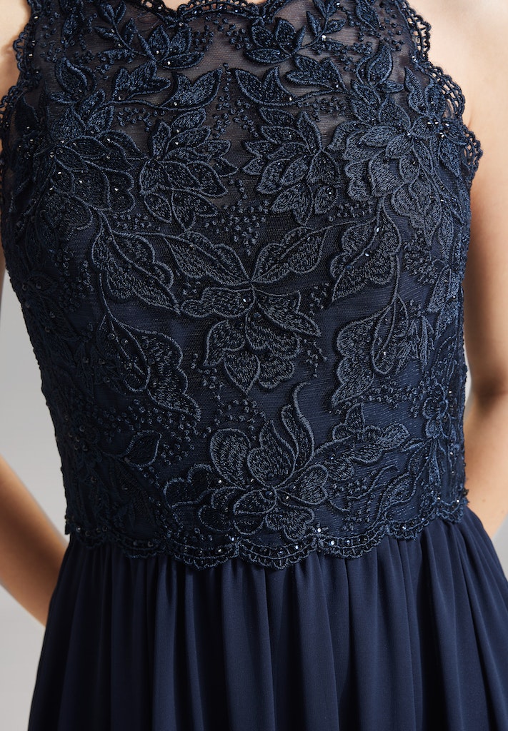 High-closed-Abendkleid mit floraler Spitze