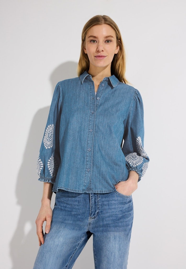 Jeansbluse mit Stickerei