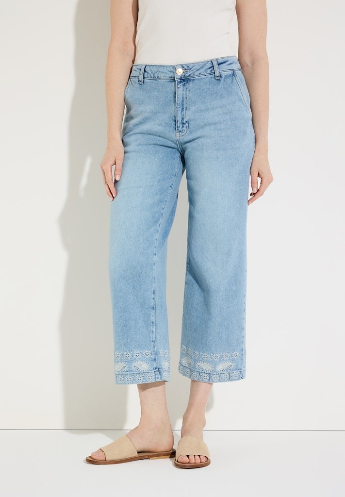 Jeans mit Stickerei am Saum