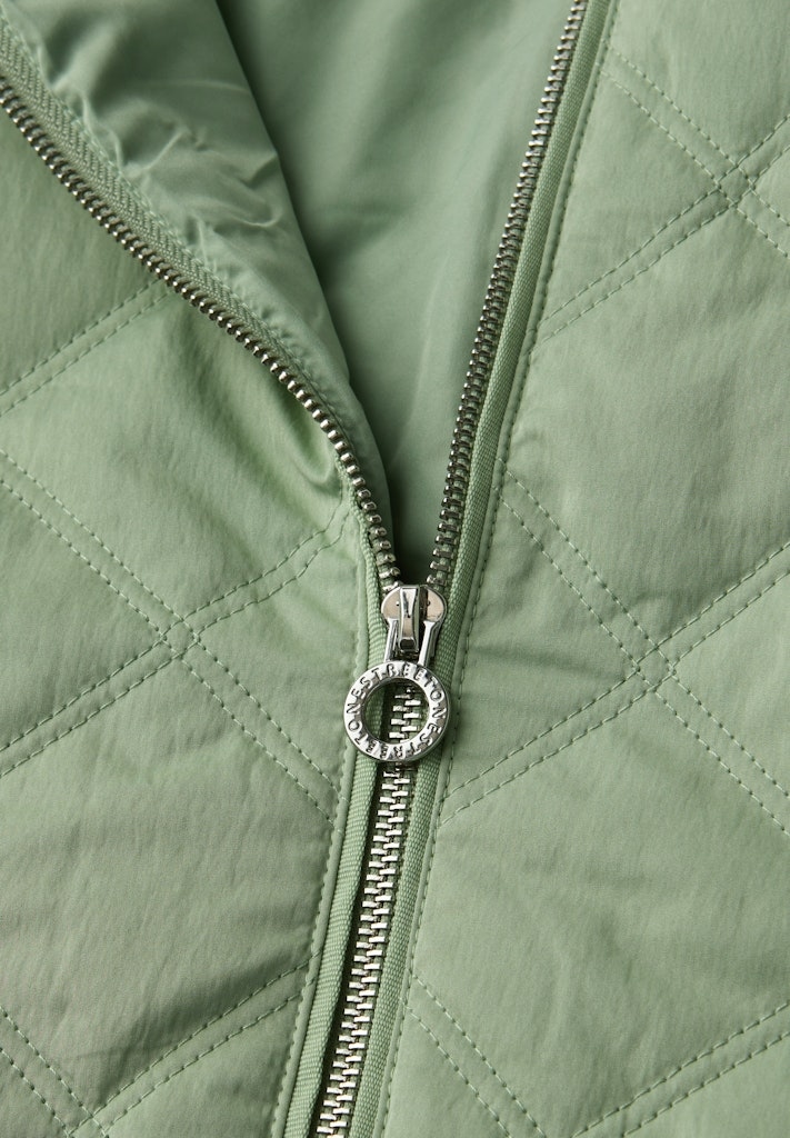 Jacke mit abnehmbarer Kapuze